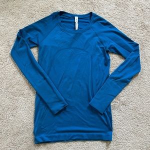 Lululemon swiftly tech long sleeve in the color blue. Size 6